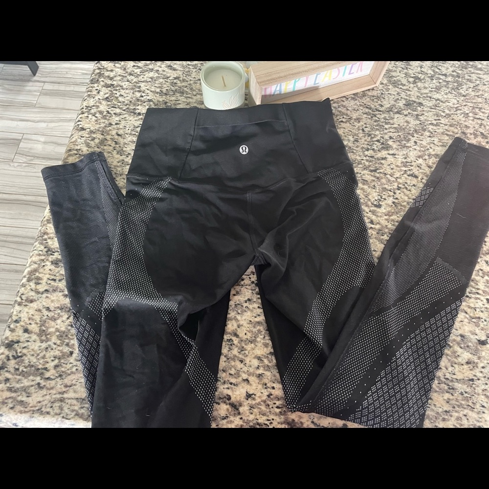 black and silver patterned leggings / tights from lululemon size 6